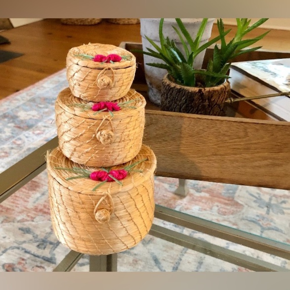 Vintage Straw Nesting Baskets, Set of 3 / Wicker Handmade Baskets / Pink Flower